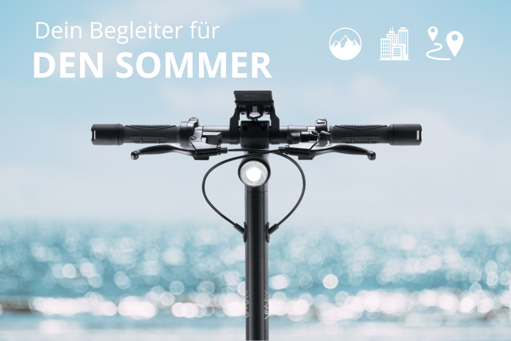 Ein E-Scooter Lenkrad, welches am Strand vor einem Meer zu sehen ist mit der Überschrift "Dein Begleiter für den Sommer"