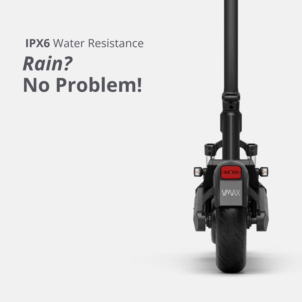 Heckansicht des VMAX VX2 Gear mit IPX6-Schutz – geeignet für nasse Bedingungen und Regenfahrten.