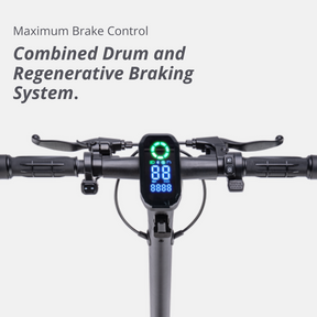 Lenkeransicht mit aktivem Display und kombiniertem Trommel- und Rekuperationsbremssystem des VMAX VX2 PRO.