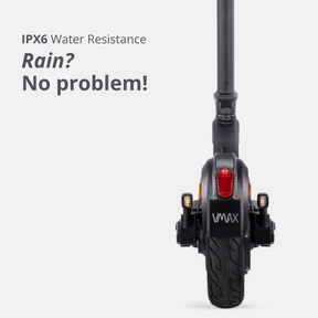 Rückansicht des VMAX VX2 PRO mit IPX6-Wasserresistenz – zuverlässiger Begleiter bei Regen und nasser Fahrbahn.