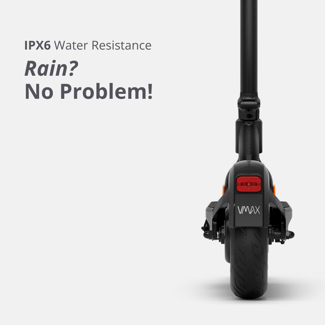 Heckansicht des VMAX VX8 E-Scooters mit Hinweis auf IPX6-Wasserresistenz – ideal für Fahrten bei Regen.