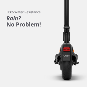 Heckansicht des VMAX VX8 E-Scooters mit Hinweis auf IPX6-Wasserresistenz – ideal für Fahrten bei Regen.