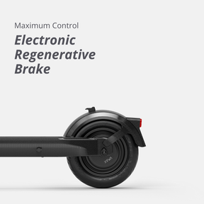 Nahaufnahme des Hinterrads des VMAX VX8 mit elektronischer Rekuperationsbremse für maximale Kontrolle.