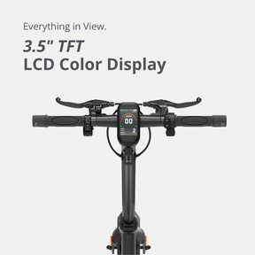 Lenkeransicht des VMAX VX8 mit 3.5-Zoll-TFT-Farbdisplay zur Anzeige von Geschwindigkeit und Fahrdaten.